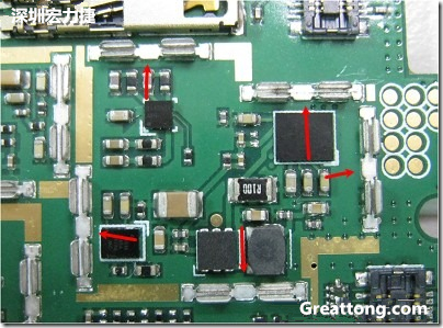 圖中顯示一塊電路板使用這種屏蔽夾(shielding clip)的實(shí)例?；旧衔覀?cè)趶澖堑牡胤蕉荚O(shè)計(jì)擺放了一個(gè)屏蔽夾，這樣可以讓作業(yè)員比較方便安裝屏蔽罩(shielding can)時(shí)的對(duì)位準(zhǔn)確。然后在其他沒(méi)有屏蔽夾的地方也設(shè)計(jì)了一些接地的布線，一來(lái)可以稍微提升屏蔽罩的電磁隔絕能力，另一方面也可以為屏蔽夾無(wú)效時(shí)，馬上可以更改為屏蔽框，而無(wú)需要重新設(shè)計(jì)電路板。